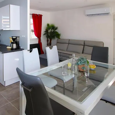 Holiday home 3 Bedroom Beautiful In Salavas